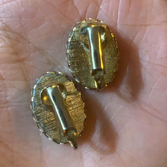 Vintage Cameo clip on earrings. Light blue & white with gold - Picture 7 of 10